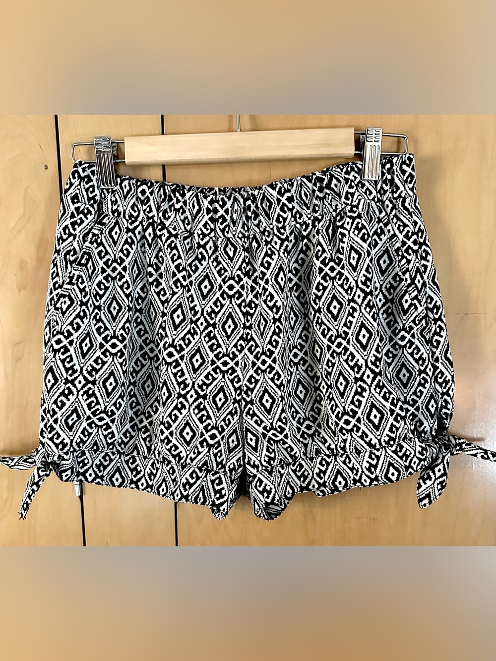 Boho Black & White Geometric Print Pull On Shorts w/ Pockets Hem Ties M